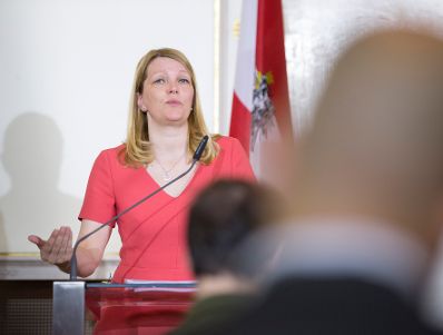 Am 17. Juli 2017 hielten Staatssekret&auml;rin Muna Duzdar und Verkehrsminister J&ouml;rg Leichtfried gemeinsam mit der Stellvertretenden Generalsekret&auml;rin der OECD Mari Kiviniemi (im Bild) eine Pressekonferenz zum Thema "OECD-L&auml;nderbericht 2017".