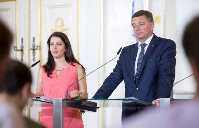Am 17. Juli 2017 hielten Staatssekret&auml;rin Muna Duzdar (l.) und Verkehrsminister J&ouml;rg Leichtfried (r.) gemeinsam mit der Stellvertretenden Generalsekret&auml;rin der OECD Mari Kiviniemi eine Pressekonferenz zum Thema "OECD-L&auml;nderbericht 2017".