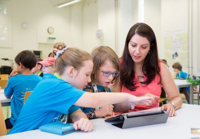 Am 17. Juli 2017 besuchten Infrastrukturminister J&ouml;rg Leichtfried und Staatssekret&auml;rin Muna Duzdar (r.), im Vorfeld der Pressekonferenz zum OECD L&auml;nderbericht, einen Minecraft-Workshop mit Tablets an der "KinderuniWien".
