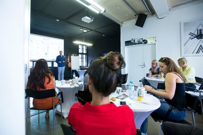 Am 10. August 2017 besuchte Staatssekret&auml;rin Muna Duzdar das Startup Unternehmen Parkbob.