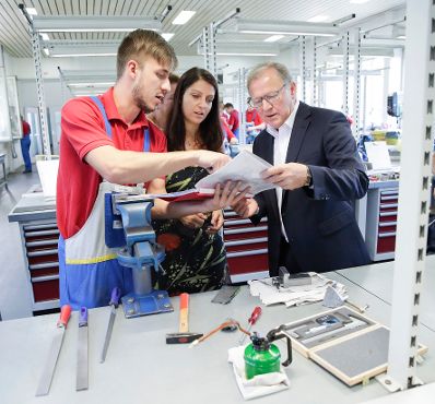 Am 30. August 2017 besuchte Staatssekret&auml;rin Muna Duzdar eine &Ouml;BB Lehrwerkstatt in Wien-Floridsdorf.