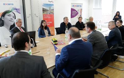 Am 22. September 2017 besuchte Staatssekret&auml;rin Muna Duzdar (im Bild) den Betrieb &quot;VINCI Energies Austria&quot;.