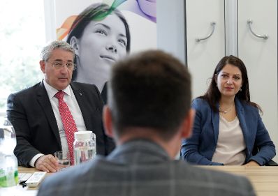 Am 22. September 2017 besuchte Staatssekret&auml;rin Muna Duzdar (im Bild) den Betrieb &quot;VINCI Energies Austria&quot;.