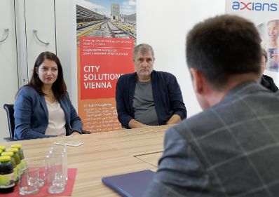 Am 22. September 2017 besuchte Staatssekret&auml;rin Muna Duzdar (im Bild) den Betrieb &quot;VINCI Energies Austria&quot;.