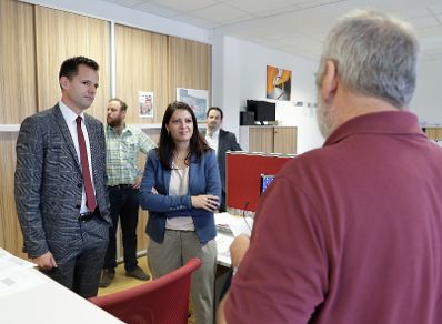 Am 22. September 2017 besuchte Staatssekret&auml;rin Muna Duzdar (im Bild) den Betrieb &quot;VINCI Energies Austria&quot;.