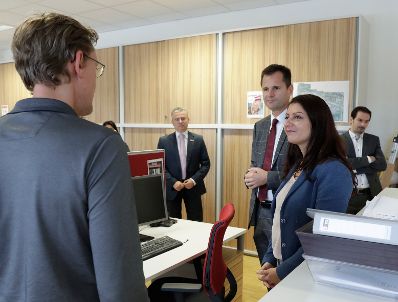 Am 22. September 2017 besuchte Staatssekret&auml;rin Muna Duzdar (im Bild) den Betrieb &quot;VINCI Energies Austria&quot;.