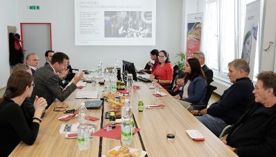 Am 22. September 2017 besuchte Staatssekret&auml;rin Muna Duzdar (im Bild) den Betrieb &quot;VINCI Energies Austria&quot;.