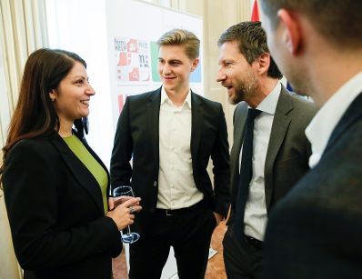 Am 27. September 2017 lud Staatssekret&auml;r Muna Duzdar (l.) zu einem Austausch &uuml;ber Chancen und Herausforderungen der Digitalisierung f&uuml;r Wirtschaft und Gesellschaft in das Bundeskanzleramt ein.