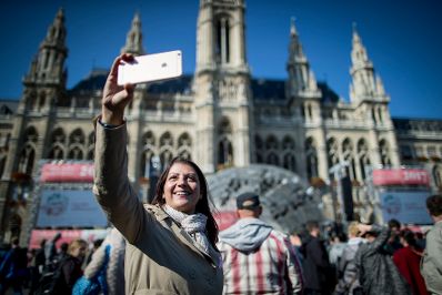 Am 30. September 2017 besuchte Staatssekret&auml;rin Muna Duzdar (im Bild) die Veranstaltung &quot;Reformation bewegt 500 Jahre und 1 Fest&quot; am Rathausplatz.
