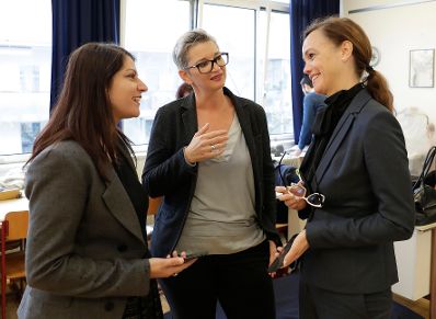 Am 3. Oktober 2017 besuchte Staatssekret&auml;rin Muna Duzdar (im Bild) gemeinsam mit Bundesministerin Sonja Hammerschmid das Projekt &quot;Coding for Kids - Mobiles Klassenzimmer&quot;.