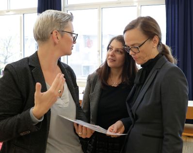 Am 3. Oktober 2017 besuchte Staatssekret&auml;rin Muna Duzdar (im Bild) gemeinsam mit Bundesministerin Sonja Hammerschmid das Projekt &quot;Coding for Kids - Mobiles Klassenzimmer&quot;.