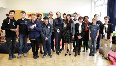 Am 3. Oktober 2017 besuchte Staatssekret&auml;rin Muna Duzdar (im Bild) gemeinsam mit Bundesministerin Sonja Hammerschmid das Projekt &quot;Coding for Kids - Mobiles Klassenzimmer&quot;.
