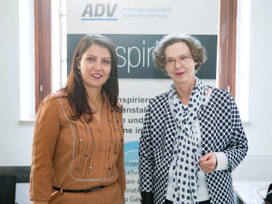 Am 5. Oktober 2017 hielt Staatssekret&auml;rin Muna Duzdar (l.) ein Impulsreferat beim Start-Up Event &quot;ADV onstage &ndash; Reverse Pitching&quot; der Arbeitsgemeinschaft Datenverarbeitung. Im Bild mit Jutta Zemanek (r.), Direktorin der HTL Spengergasse.