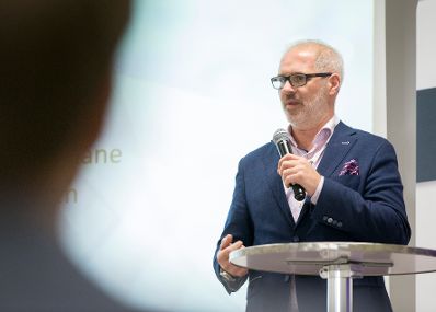 Am 5. Oktober 2017 hielt Staatssekret&auml;rin Muna Duzdar ein Impulsreferat beim Start-Up Event "ADV onstage &ndash; Reverse Pitching" der Arbeitsgemeinschaft Datenverarbeitung. Im Bild Robin Heilig, Leiter Projekt "PACE" der Stadt Wien.