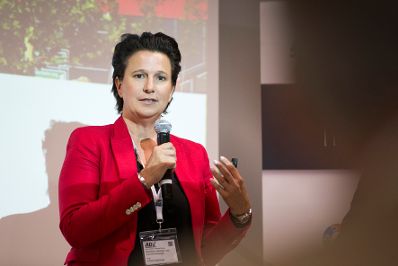 Am 5. Oktober 2017 hielt Staatssekret&auml;rin Muna Duzdar ein Impulsreferat beim Start-Up Event "ADV onstage &ndash; Reverse Pitching" der Arbeitsgemeinschaft Datenverarbeitung. Im Bild Birgit Strohmayer, Leitung Informations Technologie der Firma Mediaprint.