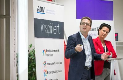 Am 5. Oktober 2017 hielt Staatssekret&auml;rin Muna Duzdar ein Impulsreferat beim Start-Up Event "ADV onstage &ndash; Reverse Pitching" der Arbeitsgemeinschaft Datenverarbeitung.Im Bild Birgit Strohmayer (r.), Leitung Informations Technologie und Horst Pensold (l.), Leitung Sales &amp; Services der Firma Mediaprint.
