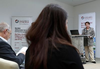 Am 18. Oktober 2017 er&ouml;ffnete Staatssekret&auml;rin Muna Duzdar den IoT- Fachkongress 2017: &bdquo;Big Data, Cloud, Datenschutz &amp; Co &ndash; mit Standards zum Erfolg&ldquo;.