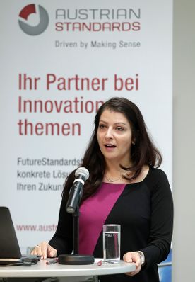 Am 18. Oktober 2017 er&ouml;ffnete Staatssekret&auml;rin Muna Duzdar (im Bild) den IoT- Fachkongress 2017: &bdquo;Big Data, Cloud, Datenschutz &amp; Co &ndash; mit Standards zum Erfolg&ldquo;.