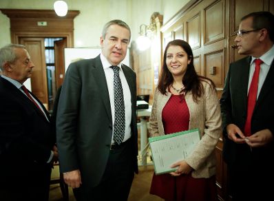 Am 23. Oktober 2017 fand die 2. Runde der Gehaltsverhandlungen &Ouml;ffentlicher Dienst statt. Im Bild Staatssekret&auml;rin Muna Duzdar (r.) mit dem G&Ouml;D Vorsitzenden Norbert Schnedl (l.).