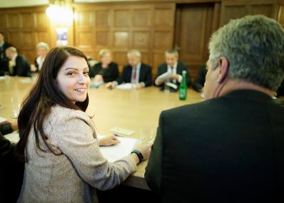 Am 23. Oktober 2017 fand die 2. Runde der Gehaltsverhandlungen &Ouml;ffentlicher Dienst statt. Im Bild Staatssekret&auml;rin Muna Duzdar (l.) mit Finanzminister Hans J&ouml;rg Schelling (r.).