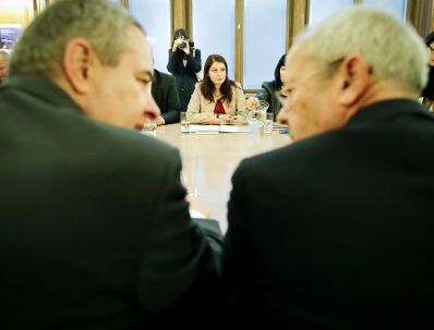 Am 23. Oktober 2017 fand die 2. Runde der Gehaltsverhandlungen &Ouml;ffentlicher Dienst statt. Im Bild Staatssekret&auml;rin Muna Duzdar (m.) mit dem G&Ouml;D Vorsitzenden Norbert Schnedl (l.).