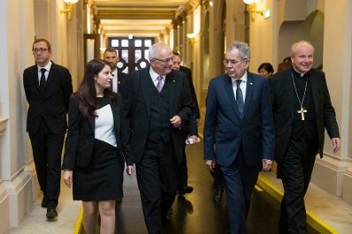 Am 24. Oktober 2017 besuchte Staatssekret&auml;rin Muna Duzdar (m.l.) den Empfang der evangelischen Kirchen in &Ouml;sterreich anl&auml;sslich &bdquo;500 Jahre Reformation&ldquo; im Wiener Musikverein. Im Bild mit Bundespr&auml;sident Alexander van der Bellen (m.r.) und Kardinal Christoph Sch&ouml;nborn (r.).