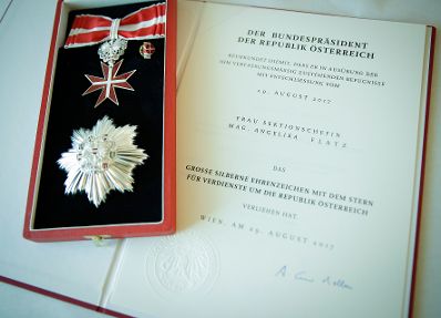 Am 30. Oktober 2017 &uuml;berreichte Staatssekret&auml;rin Muna Duzdar das Gro&szlig;e Silberne Ehrenzeichen mit dem Stern f&uuml;r Verdienste um die Republik &Ouml;sterreich an Sektionschefin Angelika Flatz.