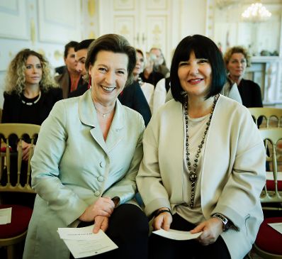 Am 30. Oktober 2017 &uuml;berreichte Staatssekret&auml;rin Muna Duzdar das Gro&szlig;e Silberne Ehrenzeichen mit dem Stern f&uuml;r Verdienste um die Republik &Ouml;sterreich an Sektionschefin Angelika Flatz (r.). Im Bild mit der Laudatorin Bundesministerin a.D. Gabriele Heinisch-Hosek (l.).