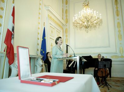 Am 30. Oktober 2017 &uuml;berreichte Staatssekret&auml;rin Muna Duzdar das Gro&szlig;e Silberne Ehrenzeichen mit dem Stern f&uuml;r Verdienste um die Republik &Ouml;sterreich an Sektionschefin Angelika Flatz. Im Bild die Laudatorin Bundesministerin a.D. Gabriele Heinisch-Hosek.