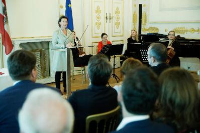 Am 30. Oktober 2017 &uuml;berreichte Staatssekret&auml;rin Muna Duzdar das Gro&szlig;e Silberne Ehrenzeichen mit dem Stern f&uuml;r Verdienste um die Republik &Ouml;sterreich an Sektionschefin Angelika Flatz. Im Bild die Laudatorin Bundesministerin a.D. Gabriele Heinisch-Hosek.