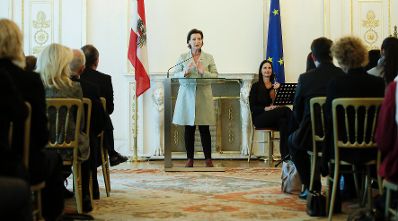 Am 30. Oktober 2017 &uuml;berreichte Staatssekret&auml;rin Muna Duzdar das Gro&szlig;e Silberne Ehrenzeichen mit dem Stern f&uuml;r Verdienste um die Republik &Ouml;sterreich an Sektionschefin Angelika Flatz. Im Bild die Laudatorin Bundesministerin a.D. Gabriele Heinisch-Hosek.