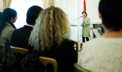 Am 30. Oktober 2017 &uuml;berreichte Staatssekret&auml;rin Muna Duzdar das Gro&szlig;e Silberne Ehrenzeichen mit dem Stern f&uuml;r Verdienste um die Republik &Ouml;sterreich an Sektionschefin Angelika Flatz. Im Bild die Laudatorin Bundesministerin a.D. Gabriele Heinisch-Hosek.