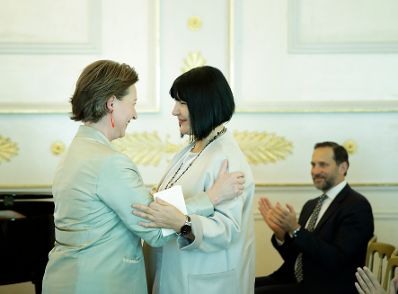 Am 30. Oktober 2017 &uuml;berreichte Staatssekret&auml;rin Muna Duzdar das Gro&szlig;e Silberne Ehrenzeichen mit dem Stern f&uuml;r Verdienste um die Republik &Ouml;sterreich an Sektionschefin Angelika Flatz (r.). Im Bild mit der Laudatorin Bundesministerin a.D. Gabriele Heinisch-Hosek (l.).