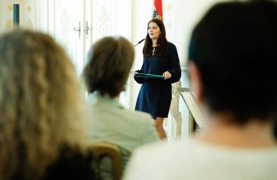 Am 30. Oktober 2017 &uuml;berreichte Staatssekret&auml;rin Muna Duzdar (im Bild) das Gro&szlig;e Silberne Ehrenzeichen mit dem Stern f&uuml;r Verdienste um die Republik &Ouml;sterreich an Sektionschefin Angelika Flatz.