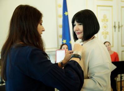 Am 30. Oktober 2017 &uuml;berreichte Staatssekret&auml;rin Muna Duzdar (l.) das Gro&szlig;e Silberne Ehrenzeichen mit dem Stern f&uuml;r Verdienste um die Republik &Ouml;sterreich an Sektionschefin Angelika Flatz (r.).