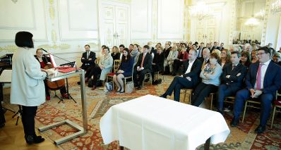 Am 30. Oktober 2017 &uuml;berreichte Staatssekret&auml;rin Muna Duzdar das Gro&szlig;e Silberne Ehrenzeichen mit dem Stern f&uuml;r Verdienste um die Republik &Ouml;sterreich an Sektionschefin Angelika Flatz.