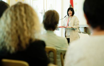 Am 30. Oktober 2017 &uuml;berreichte Staatssekret&auml;rin Muna Duzdar das Gro&szlig;e Silberne Ehrenzeichen mit dem Stern f&uuml;r Verdienste um die Republik &Ouml;sterreich an Sektionschefin Angelika Flatz (im Bild).