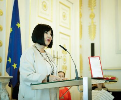 Am 30. Oktober 2017 &uuml;berreichte Staatssekret&auml;rin Muna Duzdar das Gro&szlig;e Silberne Ehrenzeichen mit dem Stern f&uuml;r Verdienste um die Republik &Ouml;sterreich an Sektionschefin Angelika Flatz (im Bild).