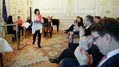 Am 30. Oktober 2017 &uuml;berreichte Staatssekret&auml;rin Muna Duzdar das Gro&szlig;e Silberne Ehrenzeichen mit dem Stern f&uuml;r Verdienste um die Republik &Ouml;sterreich an Sektionschefin Angelika Flatz (im Bild).