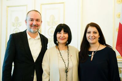 Am 30. Oktober 2017 &uuml;berreichte Staatssekret&auml;rin Muna Duzdar (r.) das Gro&szlig;e Silberne Ehrenzeichen mit dem Stern f&uuml;r Verdienste um die Republik &Ouml;sterreich an Sektionschefin Angelika Flatz (m.). Im Bild mit Kanzleramtsminister Thomas Drozda (l.).