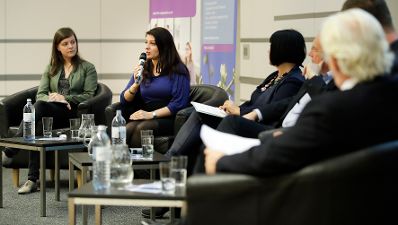 Am 22. November 2017 fand die Er&ouml;ffnung des Kompetenzzentrums f&uuml;r Verwaltungswissenschaften auf dem FH Campus Wien statt. Im Bild Staatssekret&auml;rin Muna Duzdar (2.v.l.).