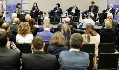 Am 22. November 2017 fand die Er&ouml;ffnung des Kompetenzzentrums f&uuml;r Verwaltungswissenschaften auf dem FH Campus Wien statt. Im Bild Staatssekret&auml;rin Muna Duzdar (2.v.l.).