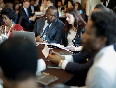Am 29. November 2017 nahm Staatssekret&auml;rin Muna Duzdar (r.) am EU-Afrika Gipfel teil. Im Bild mit Youssouf Symbol Diakite (l.).