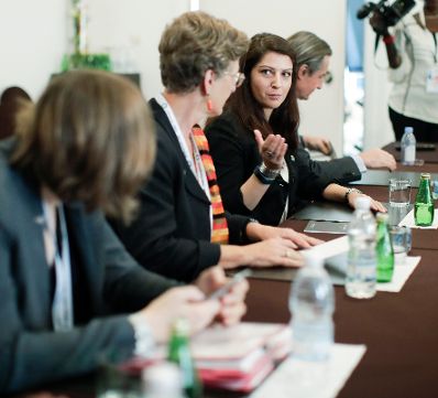 Am 29. November 2017 nahm Staatssekret&auml;rin Muna Duzdar (2.v.r.) am EU-Afrika Gipfel teil. Im Bild beim Gespr&auml;ch mit dem Premierminister von Uganda Ruhakana Rugunda.