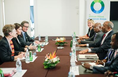 Am 29. November 2017 nahm Staatssekret&auml;rin Muna Duzdar (2.v.l.) am EU-Afrika Gipfel teil. Im Bild mit dem Premierminister von Uganda Ruhakana Rugunda (2.v.r.).