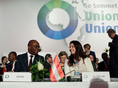 Am 30. November 2017 nahm Staatssekret&auml;rin Muna Duzdar (r.) am EU-Afrika Gipfel teil. Im Bild mit dem Au&szlig;enminister von Benin Aur&eacute;lien Agb&eacute;nonci (l.).
