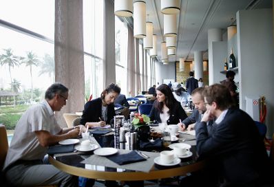 Am 29. November 2017 nahm Staatssekret&auml;rin Muna Duzdar (m.r.) am EU-Afrika Gipfel teil. Im Bild bei Gespr&auml;ch mit Journalisten.