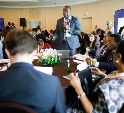 Am 29. November 2017 nahm Staatssekret&auml;rin Muna Duzdar (r.) am EU-Afrika Gipfel teil. Im Bild mit Youssouf Symbol Diakite (l.).