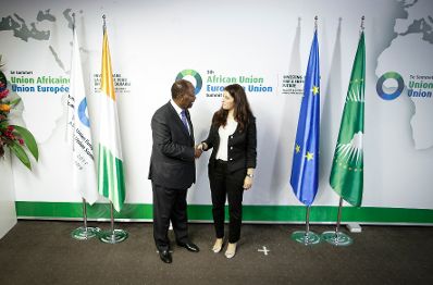 Am 29. November 2017 nahm Staatssekret&auml;rin Muna Duzdar (r.) am EU-Afrika Gipfel teil. Im Bild mit dem Pr&auml;sidenten der Elfenbeink&uuml;ste Alassane Ouattara (l.).