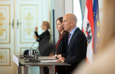 Am 1. Juni 2022 nahmen Staatssekret&auml;rin Claudia Plakolm (l.) und Bundesminister Martin Kocher (r.) am Pressefoyer nach dem Ministerrat teil.